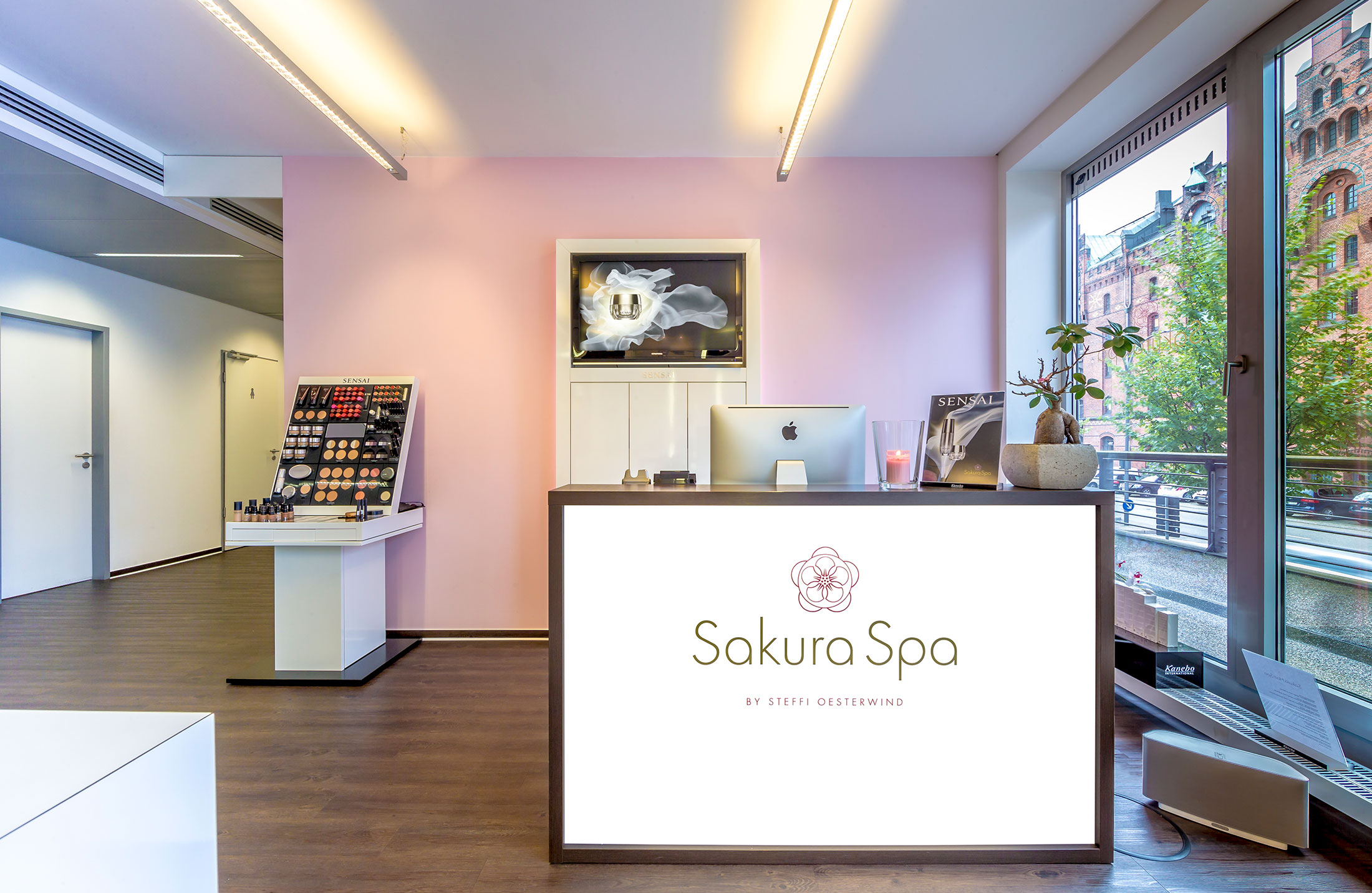 Sakura-Logo im Eingangsbereich des Spa